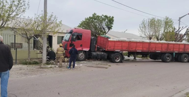 La distracción de un chofer provocó destrozos en un barrio de Trelew. La distracción de un chofer provocó destrozos en un barrio de Trelew.