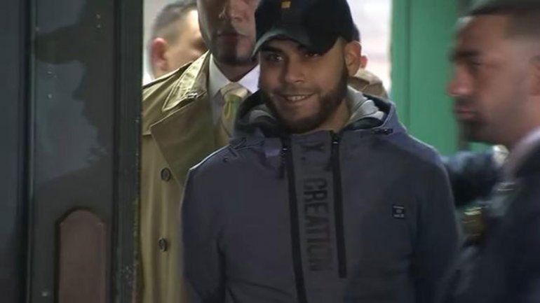 Reventó a su hijo contra la pared y sonrió para la foto