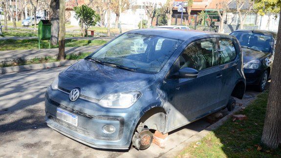 Otro ataque de los robarruedas: esta vez fue en el barrio Cumelén
