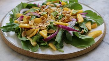 fresca y liviana: ensalada de rucula, durazno y cebolla morada fresca y liviana: ensalada de rucula, durazno y cebolla morada