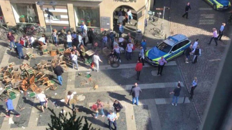 Una camioneta atropelló y mató a cuatro peatones: creen que sería un atentado