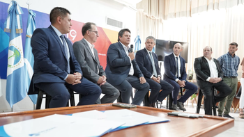 Mariano Gaido, Rolando Figueroa y los intendentes de Confluencia compartieron el acto Mariano Gaido, Rolando Figueroa y los intendentes de Confluencia compartieron el acto