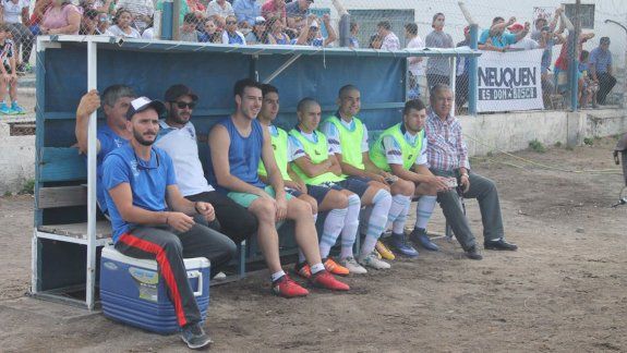 Centenario llegaba invicto al duelo en Zapala y perdió por goleada. Sánchez explicó los motivos de la derrota.