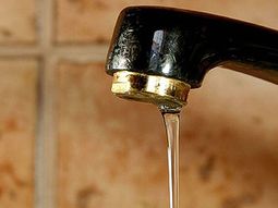 Baja presión y cortes de agua, el drama en algunos barrios que ARSA trata de solucionar desde los cortes. Baja presión y cortes de agua, el drama en algunos barrios que ARSA trata de solucionar desde los cortes.