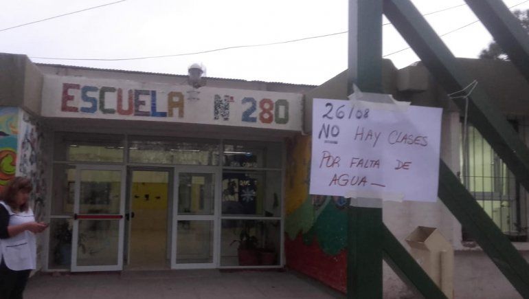 Suspendieron las clases en la escuela 280 porque ladrones se robaron el tanque de agua
