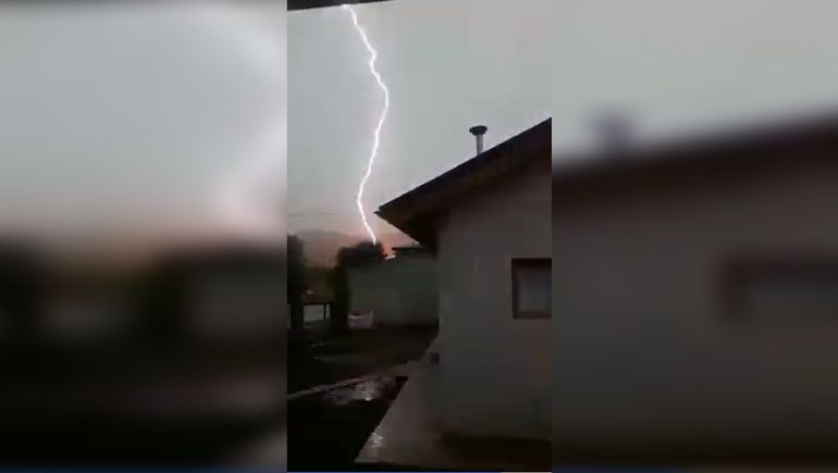 Junín: filmó la caída de un poderoso rayo a pocos metros