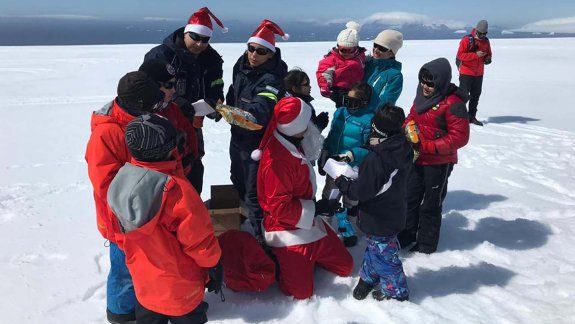 Arrancó su recorrido: Papá Noel entregó regalos en la Antártida