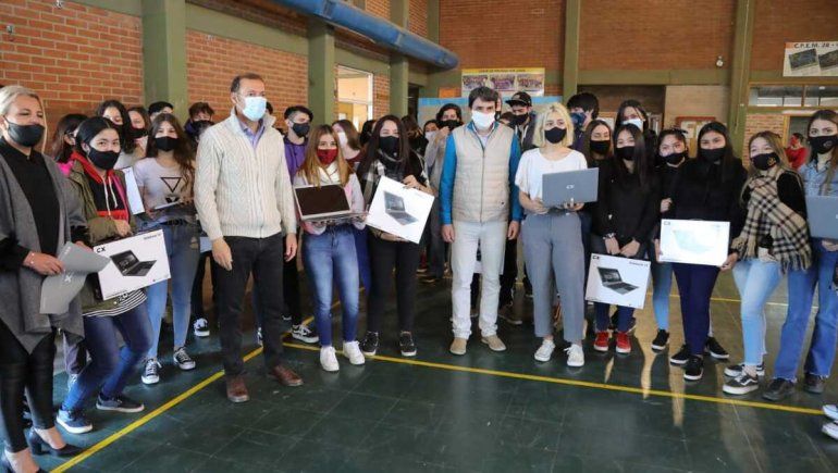 Gutiérrez entregó otras 160 notebooks a estudiantes de San Martín