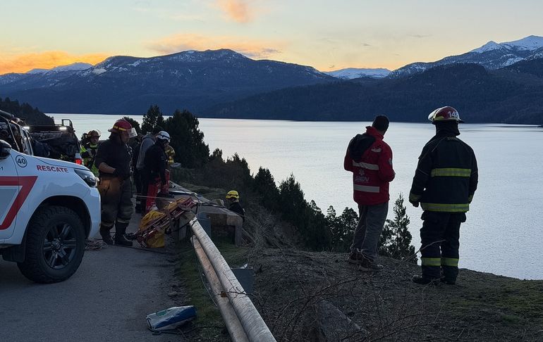 Un auto cayó al lago Lácar y desplegaron un impactante operativo de rescate en la Ruta 40. Fotos:&nbsp;Federico Soto