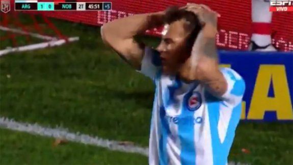 Reniero lamenta el gol errado con la camiseta alternativa de Argentinos Juniors