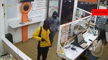 Captura de una cámara de la agencia de juego de Puerto Madryn durante el asalto de la noche del lunes 9 de septiembre. Captura de una cámara de la agencia de juego de Puerto Madryn durante el asalto de la noche del lunes 9 de septiembre.