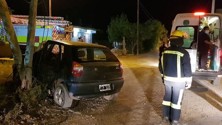 Abandonó su auto y a su acompañante herido tras chocar contra un poste