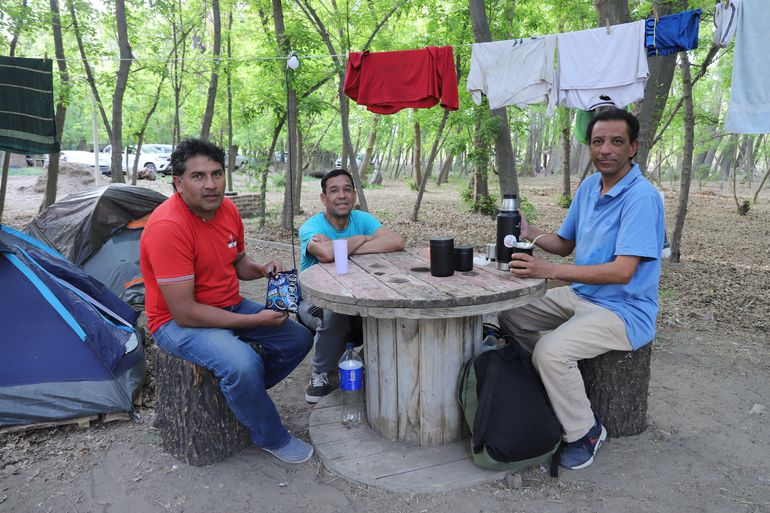 Román, Omar y Miguel arribaron hace menos de diez días a Neuquén y tuvieron la suerte de conseguir trabajo. Por el momento se encuentran acampando en el camping Isla Verde.