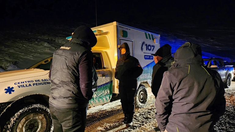 Personal de Salud de Villa Pehuenia también intervino en el rescate sobre la Ruta 13. Personal de Salud de Villa Pehuenia también intervino en el rescate sobre la Ruta 13.