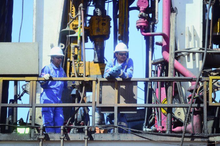 Los trabajadores petroleros que están parados seguirán esperando para volver a los yacimientos. Los trabajadores petroleros que están parados seguirán esperando para volver a los yacimientos.