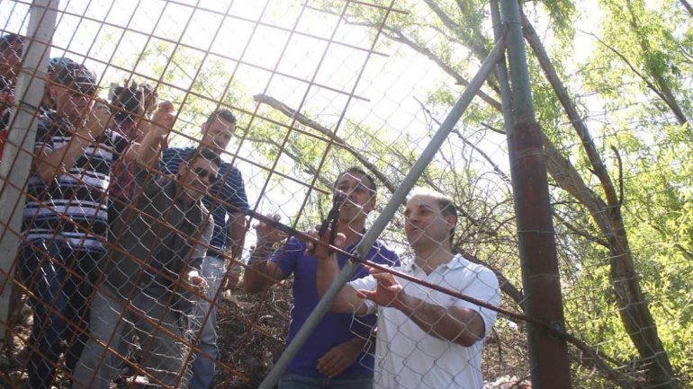 Baggio no se cansa de cortar el alambrado que impide el acceso al río Neuquén