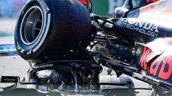 La rueda pasó sobre Hamilton y el halo lo protegió. 