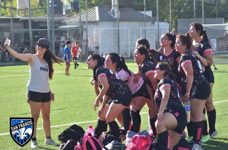 Alrededor de 20 de las 22 mujeres del equipo tercera Instancia son abogadas. muchas trabajan temas de violencia y otras del derecho animal. También hay jugadoras que tiene otras profesiones. Alrededor de 20 de las 22 mujeres del equipo tercera Instancia son abogadas. muchas trabajan temas de violencia y otras del derecho animal. También hay jugadoras que tiene otras profesiones.