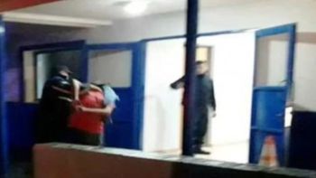 La detención del acusado, el lunes a la tarde en Río Gallegos: el calvario de la joven mamá se había iniciado el sábado a la noche. La detención del acusado, el lunes a la tarde en Río Gallegos: el calvario de la joven mamá se había iniciado el sábado a la noche.