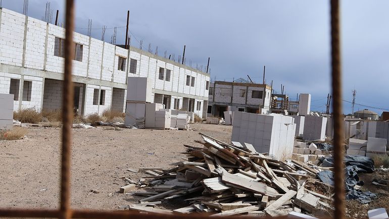 Los materiales de construcción de última generación, bloques tipo Retak (la constructora usa su propia marca Brimax) y estructuras ya levantadas, pero sin un plan concreto para terminarlas. Los materiales de construcción de última generación, bloques tipo Retak (la constructora usa su propia marca Brimax) y estructuras ya levantadas, pero sin un plan concreto para terminarlas.