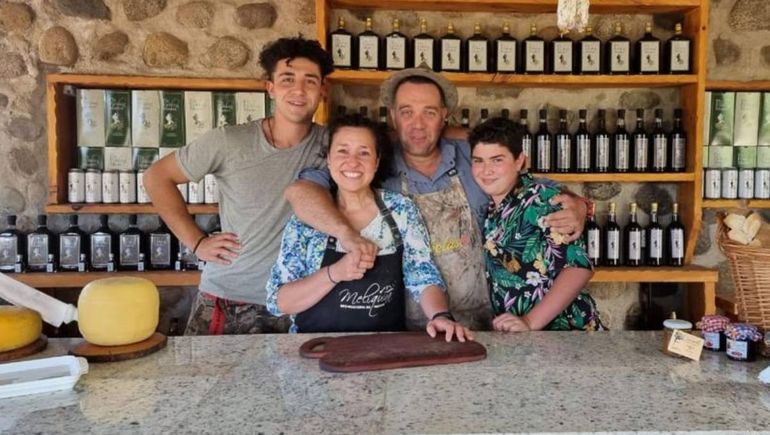 Una familia pionera de Meliquina inventó una bebida de hierbas que busca ser el sello de la Patagonia