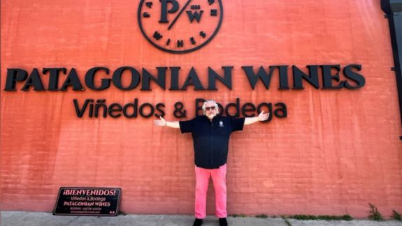 Charlie Arturaola estuvo en Chubut en enero y volverá en la próxima primavera para terminar de rodar por sus viñedos.