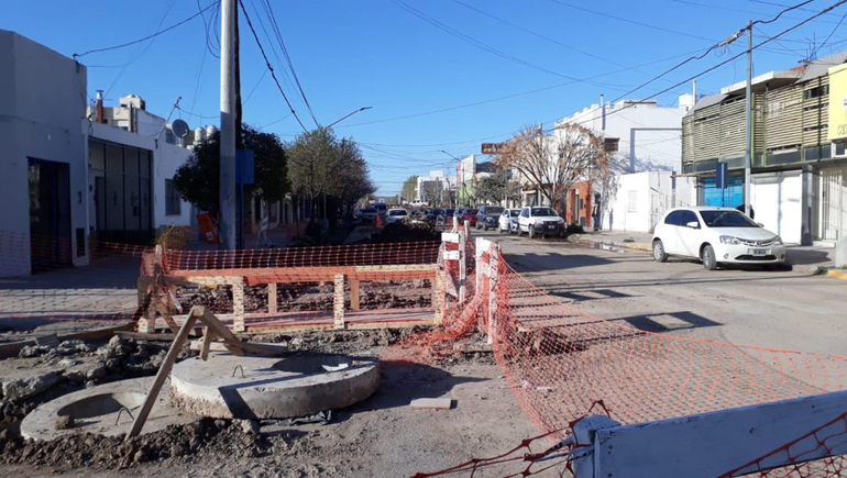 Por obras pluviales, cortaron el tránsito en calle Perito Moreno