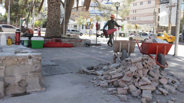 Quitan canteros céntricos para mejorar la circulación peatonal
