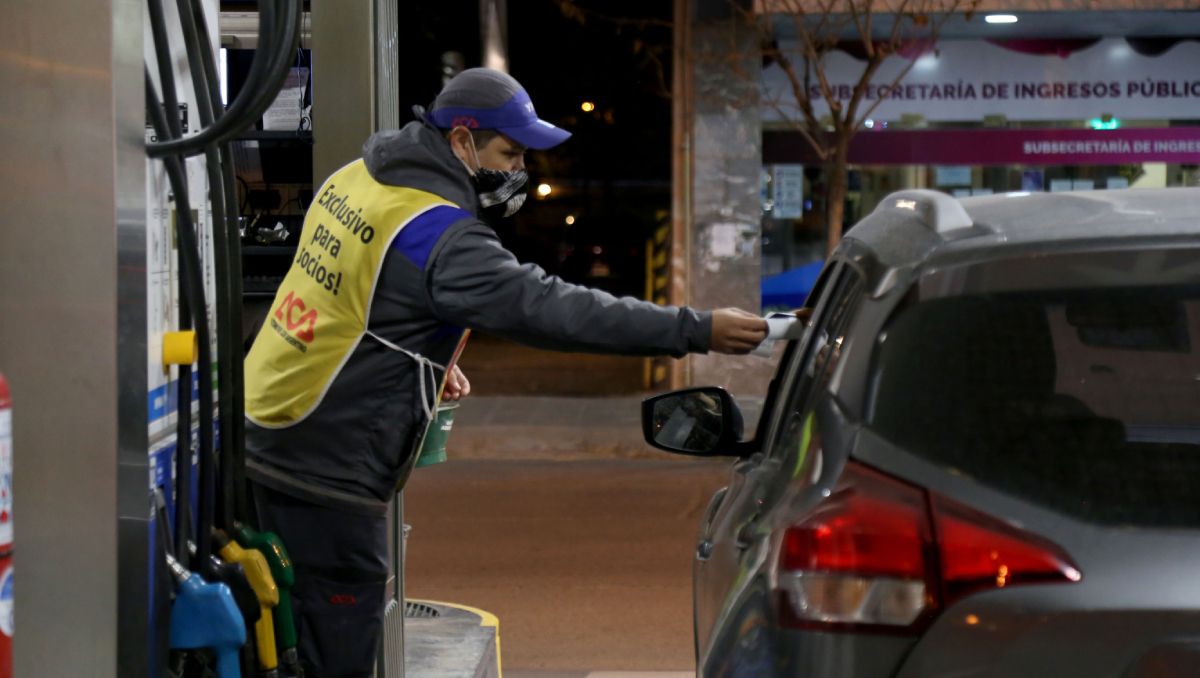 El autoabastecimiento de combustible y su impacto en el trabajo de los playeros.