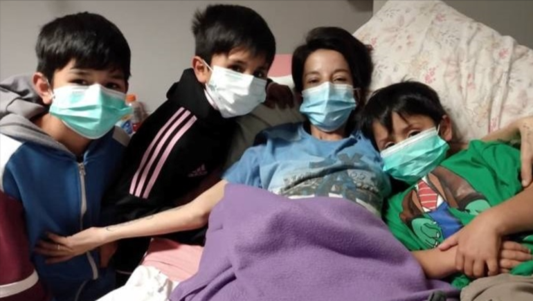 Angie Cepeda durante su internación, en una visita de sus hijos. Angie Cepeda durante su internación, en una visita de sus hijos. 