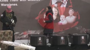 Cuatro féretros negros con las imágenes de cada uno de los rehenes fueron exhibidos por Hamas en un escenario. Cuatro féretros negros con las imágenes de cada uno de los rehenes fueron exhibidos por Hamas en un escenario.