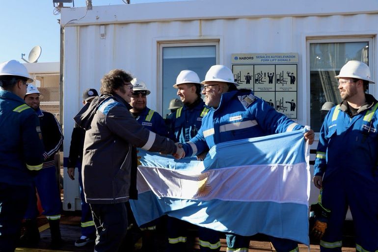 Javier Milei con una bandera argentina en Vaca Muerta. El triunfo de Trump podría generar un mercado global más competitivo.