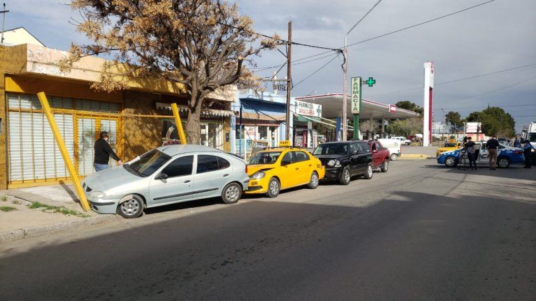 Iba manejando, se descompensó y chocó tres autos