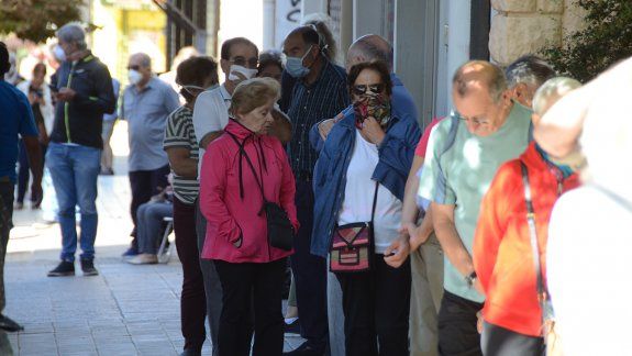 Enojo y molestia por las largas filas para aplicar la vacuna antigripal