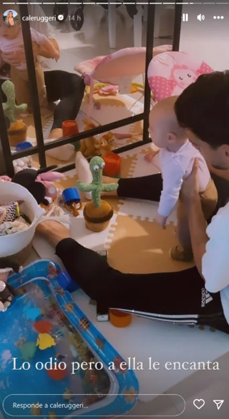 Vita y su papá, Nico Maccari, felices con el cactus hablador. Vita y su papá, Nico Maccari, felices con el cactus hablador.