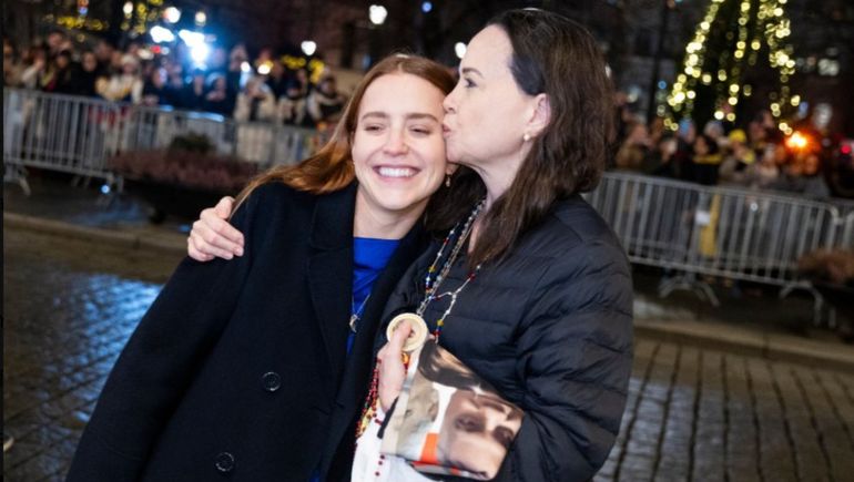 María Corina Machado junto a su hija, cuando fue a Oslo a recibir el Premio Nobel, que le dedicó a los venezolanos y a Trump. María Corina Machado junto a su hija, cuando fue a Oslo a recibir el Premio Nobel, que le dedicó a los venezolanos y a Trump.