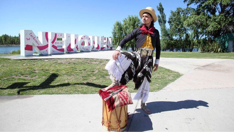 El neuquino que la rompe en China con sus boleadoras y zapateo de malambo