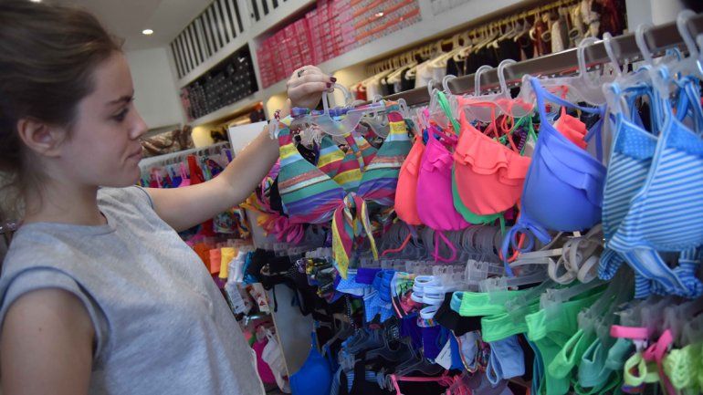 Los trajes de baños en Neuquén son más caros que en Buenos Aires. La clave es recorrer y comparar precios en la mayor cantidad de comercios posible.