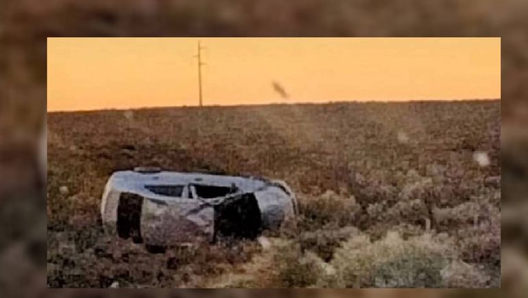 El auto volcó y quedó a la vera de la Ruta 151 / Foto Gentileza