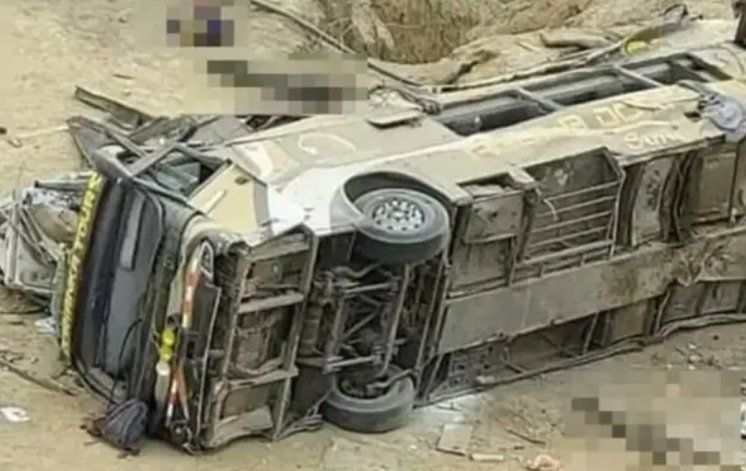 Un autobús cayó por un precipicio y hay más de 25 muertos