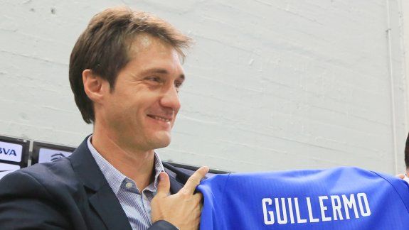 El Mellizo fue presentado como entrenador ayer, luego dirigió su primera práctica y concentró junto al plantel. Acuña estará en Racing. Va a las 19:30.