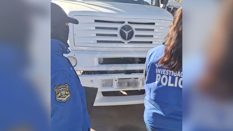 El personal policial relevó más de 80 vehículos durante el procedimiento.