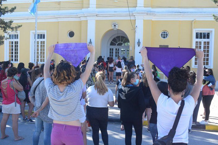 Las manifestantes frente a la Comisaría 10ma, donde estuvo detenido el acusado.
