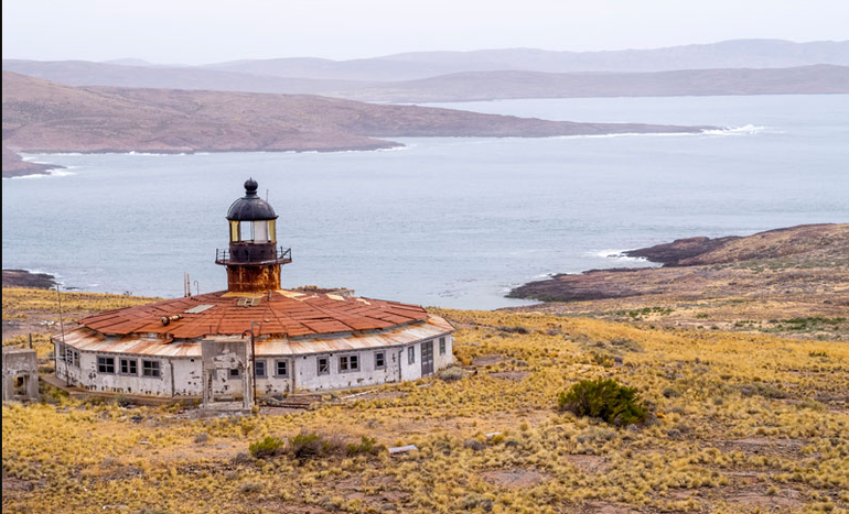 El faro de la isla Leones: se puede ir en lancha. El faro de la isla Leones: se puede ir en lancha. 