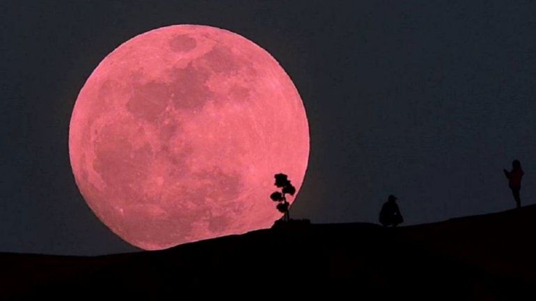 Esta noche podrá verse una super luna rosada que será la única del año