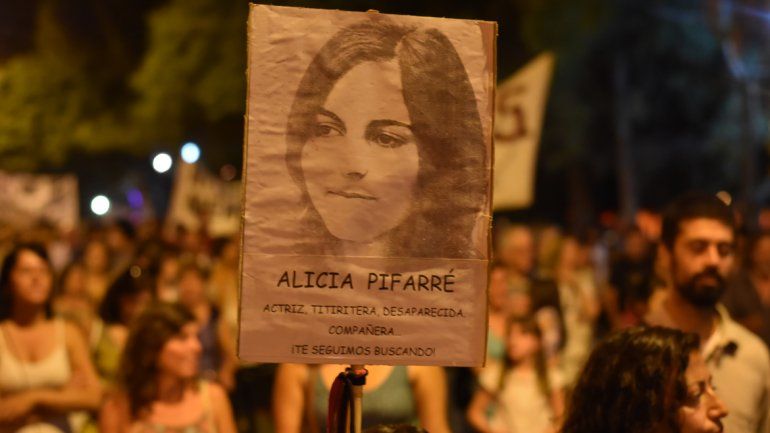 Las Madres de Plaza de Mayo de Neuquén y Alto Valle junto al obispo Virginio Bressanelli encabezaron la movilización en el Día de la Memoria por la Verdad y la Justicia .