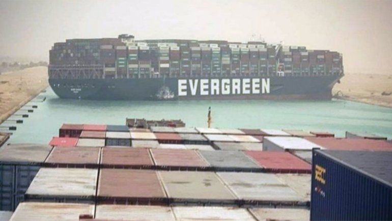 El Canal de Suez egipcio está bloqueado por un enorme buque portacontenedores