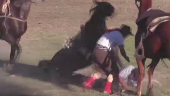Se arrojó de su caballo para salvar a su compañero 