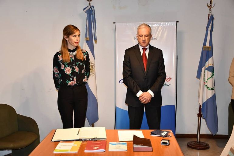 Silvana Cerda, en 2019, cuando juró como presidenta del Concejo Deliberante de San Patricio del Chañar, en la foto, junto al ex intendente Leandro Bertoya. Silvana Cerda, en 2019, cuando juró como presidenta del Concejo Deliberante de San Patricio del Chañar, en la foto, junto al ex intendente Leandro Bertoya.