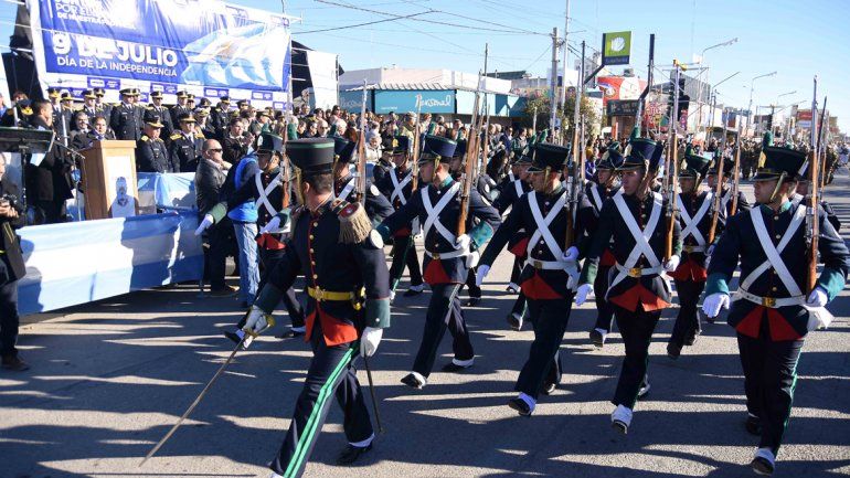 Los neuquinos coparon el Bajo y participaron del desfile por el Día de la Independencia